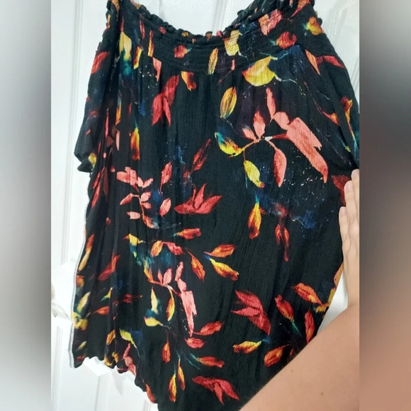 Torrid Floral Black Rayon Crepe Smocked Cold Shoulder Top in Size 3 / 22-24 - Picture 11 of 14